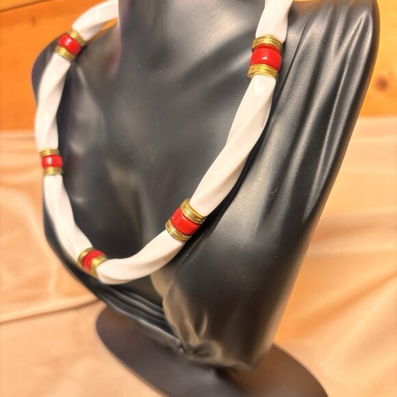 Vintage Avon 1970s Red White Gold Acrylic Twist Necklace Mod Jewelry A56 - Picture 3 of 4
